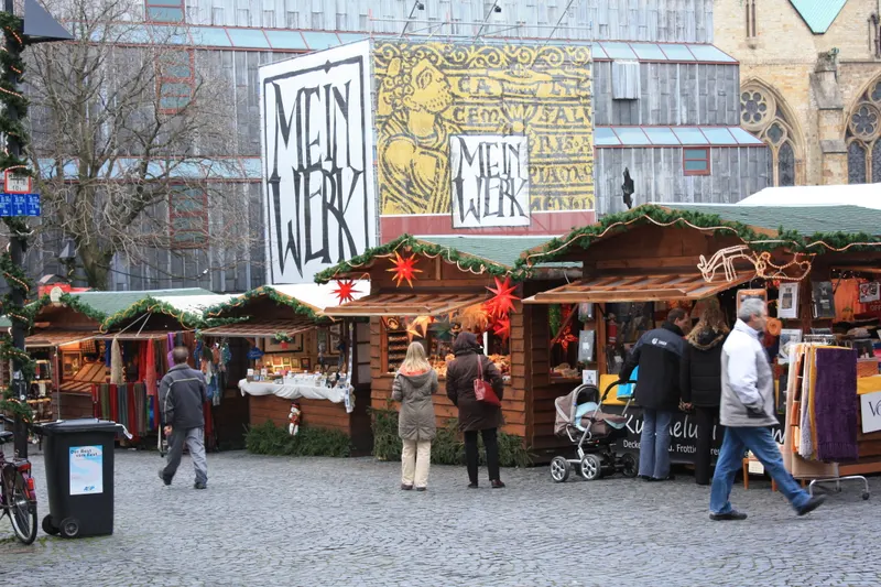 Marktbuden auf dem Domplatz in Paderborn