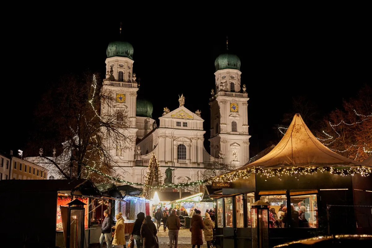 Passauer Christkindlmarkt vor dem Stephansdom bei Nacht