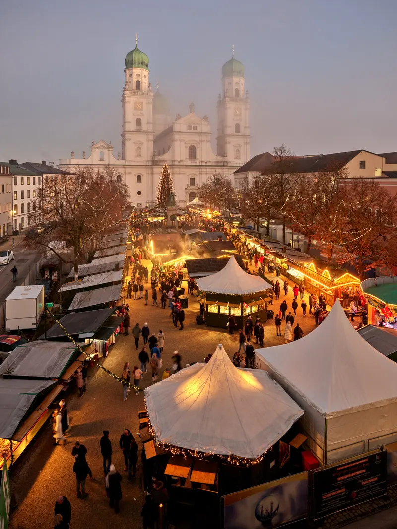 Christkindlmarkt am Domplatz in Passau aus der Vogelperspektive