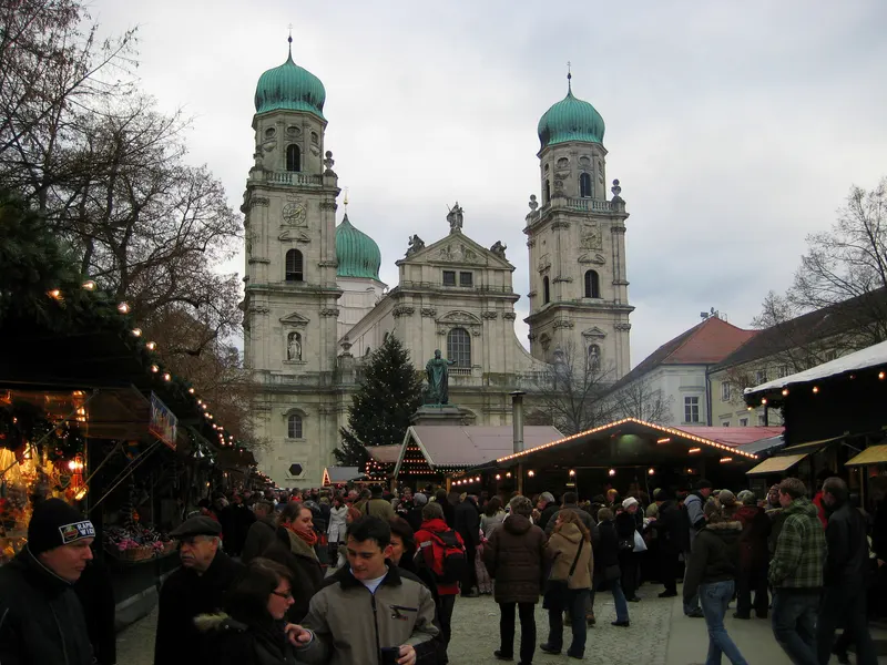 Besucher am Passauer Christkindlmarkt vor dem Dom