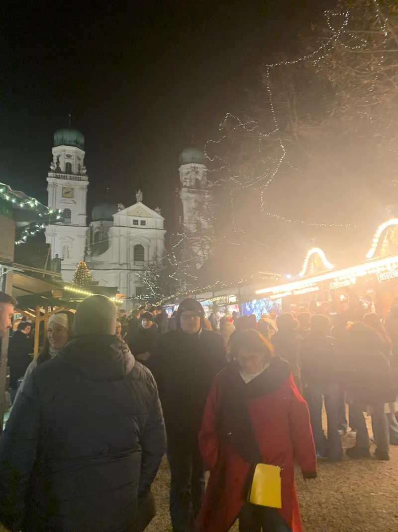Dichtes Gedränge am Dom beim Passauer Christkindlmarkt