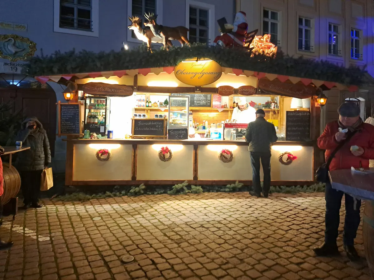 Beleuchteter Imbissstand auf dem Pirnaer Canalettomarkt