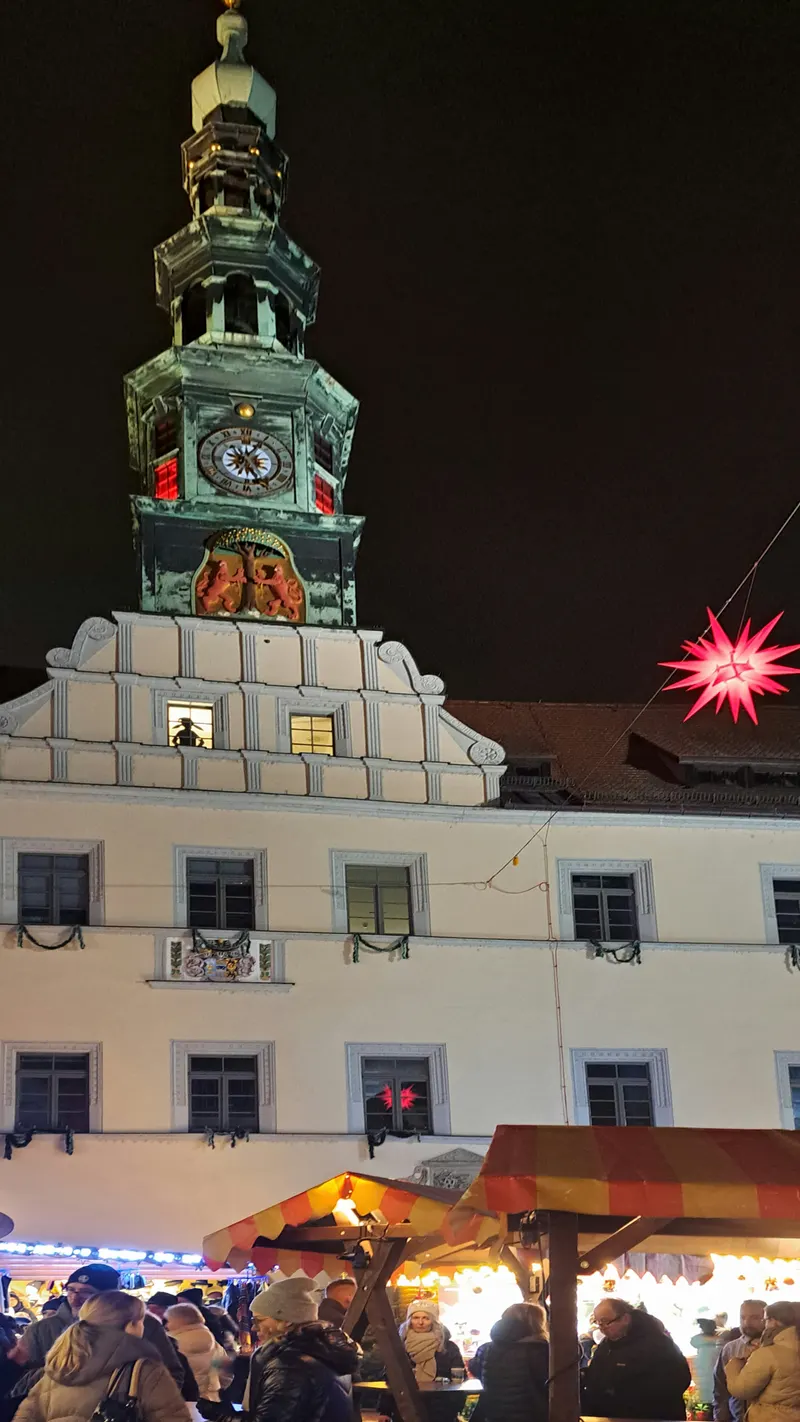 Pirnaer Rathaus mit Herrnhuter Stern bei Nacht