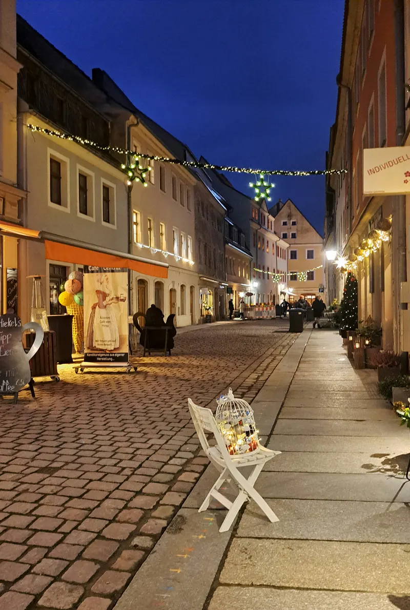 Weihnachtlich beleuchtete Gasse in der Altstadt von Pirna