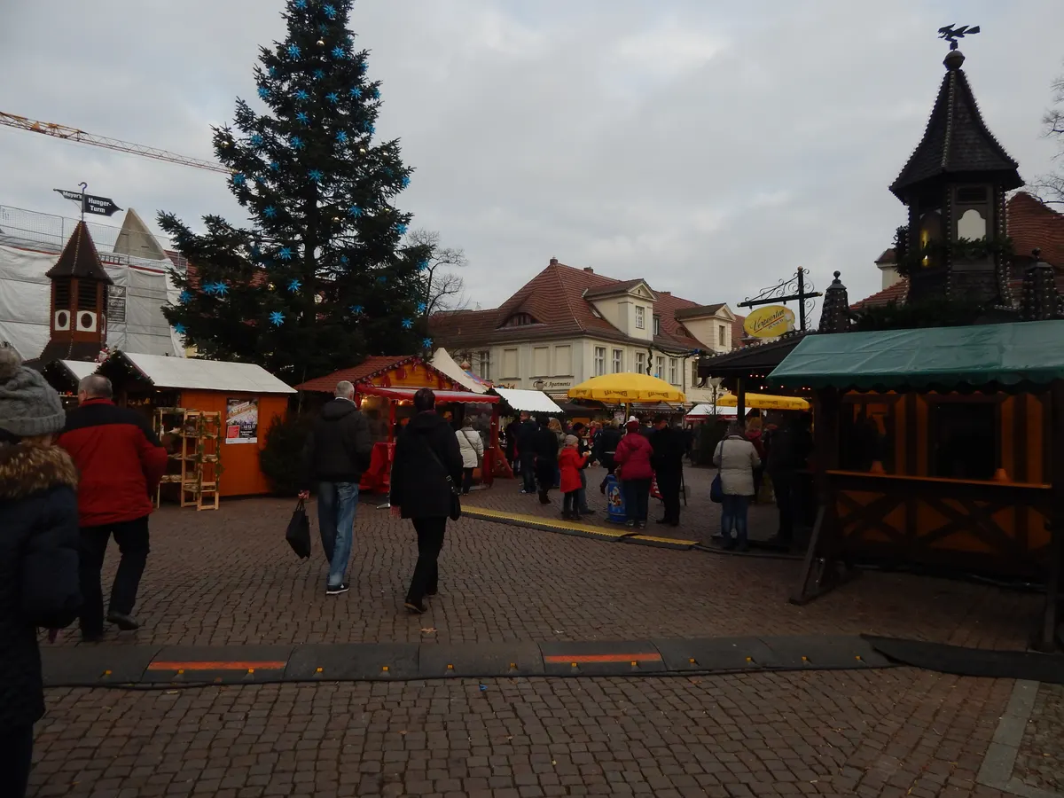 Weihnachtsbaum und Holzbuden auf dem Potsdamer Weihnachtsmarkt