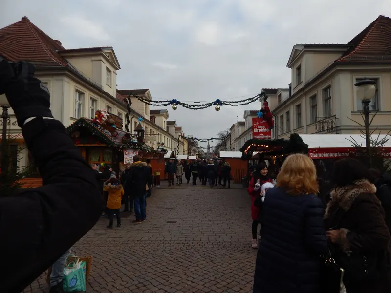 Weihnachtsmarkt in der Brandenburger Straße in Potsdam mit Girlanden