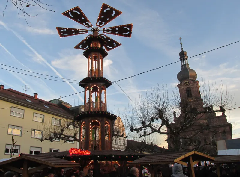 Weihnachtspyramide und Kirchturm über dem Rastatter Weihnachtsmarkt