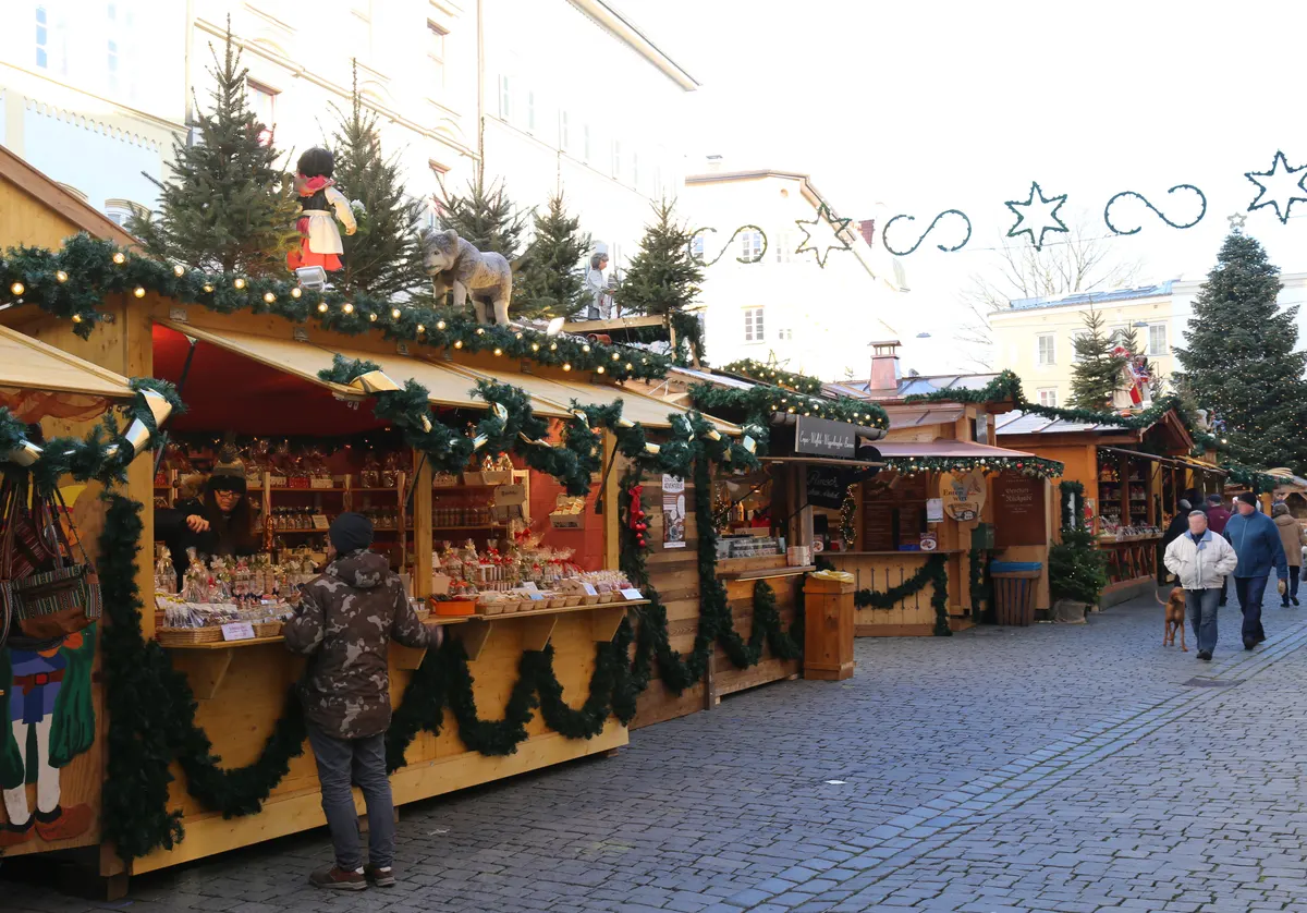 Christkindlmarkt am Max-Josefs-Platz in Rosenheim mit geschmückten Hütten