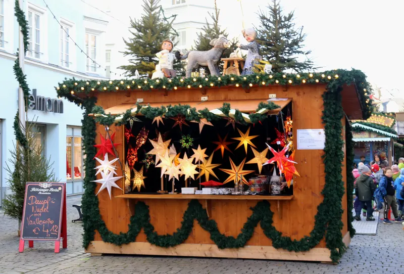Holzhütte mit Sternen auf dem Rosenheimer Christkindlmarkt