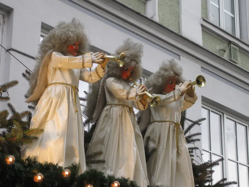 Trompetende Engel am Rosenheimer Christkindlmarkt