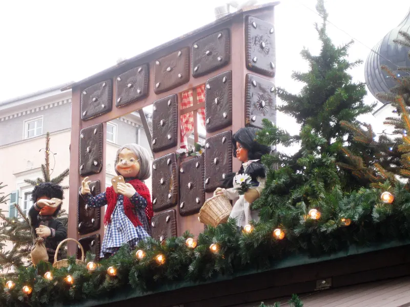 Knusperhaus-Dekoration auf dem Rosenheimer Christkindlmarkt