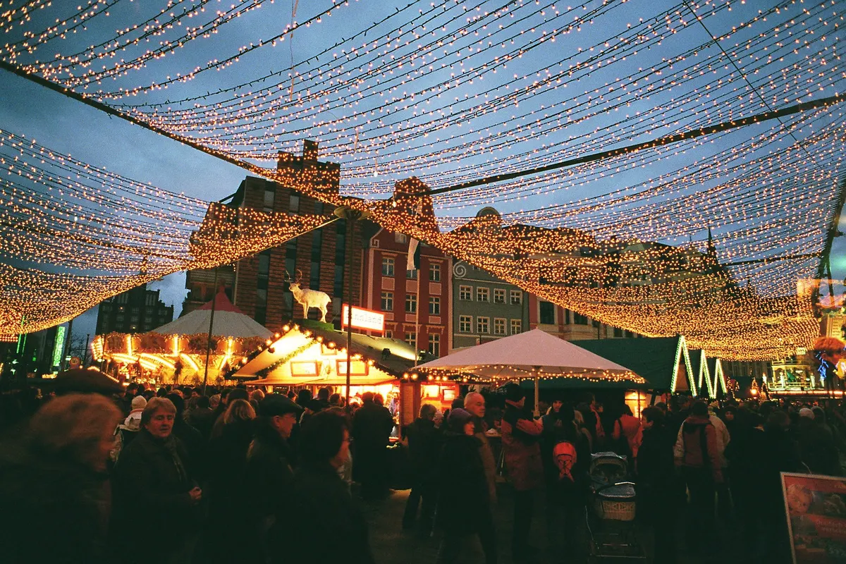 Lichterdach über dem Universitätsplatz auf dem Rostocker Weihnachtsmarkt