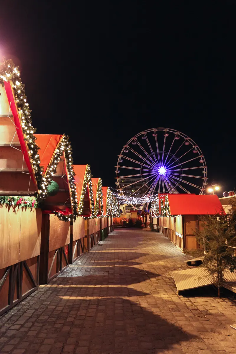 Riesenrad und Buden auf dem Neuen Markt in Rostock bei Nacht