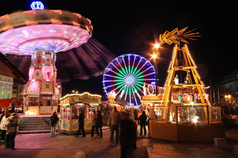 Kettenkarussell, Riesenrad und Pyramide auf dem Rostocker Weihnachtsmarkt
