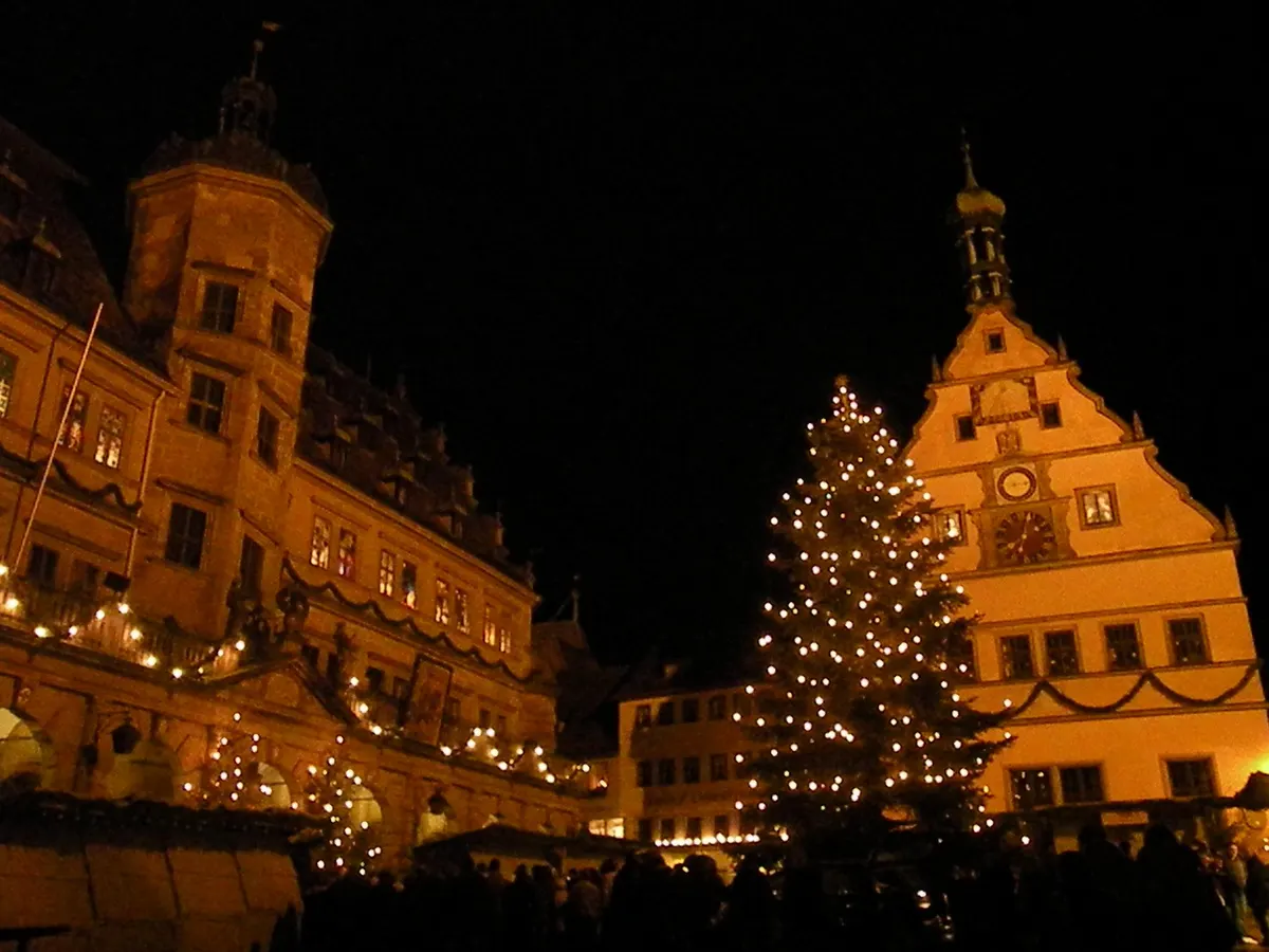 Rothenburger Rathaus mit Weihnachtsbaum auf dem Reiterlesmarkt bei Nacht