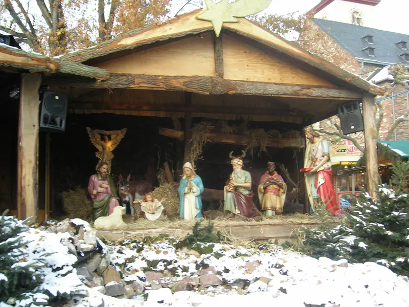 Lebensgroße Krippe mit Schnee auf dem Rüdesheimer Weihnachtsmarkt