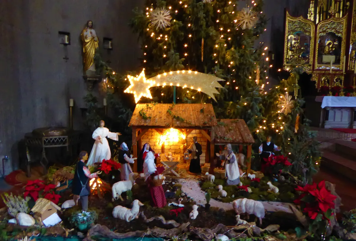 Weihnachtspyramide auf dem Saarlouiser Weihnachtsmarkt in der Abenddämmerung
