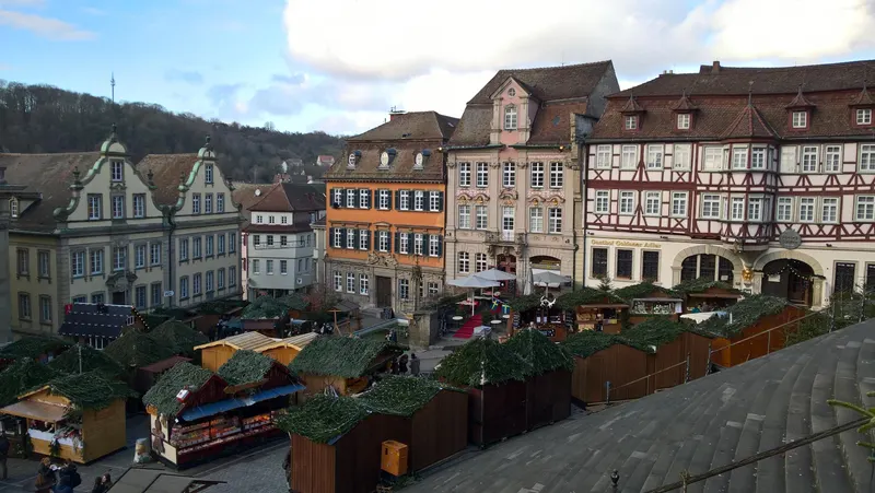 Weihnachtsmarkt auf dem Marktplatz in Schwäbisch Hall von der Freitreppe