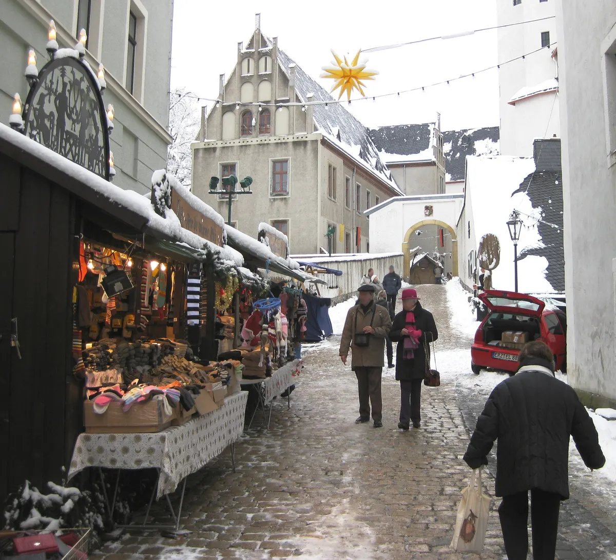 Verschneite Marktstände in der Schwarzenberger Altstadt