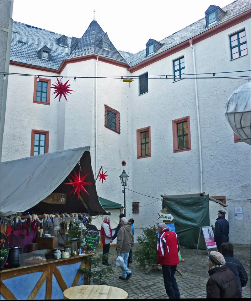 Schlosshof Schwarzenberg mit roten Sternen und Marktständen