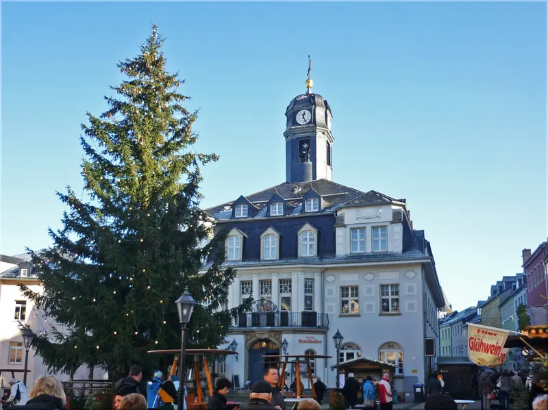 Rathaus Schwarzenberg mit großem Weihnachtsbaum