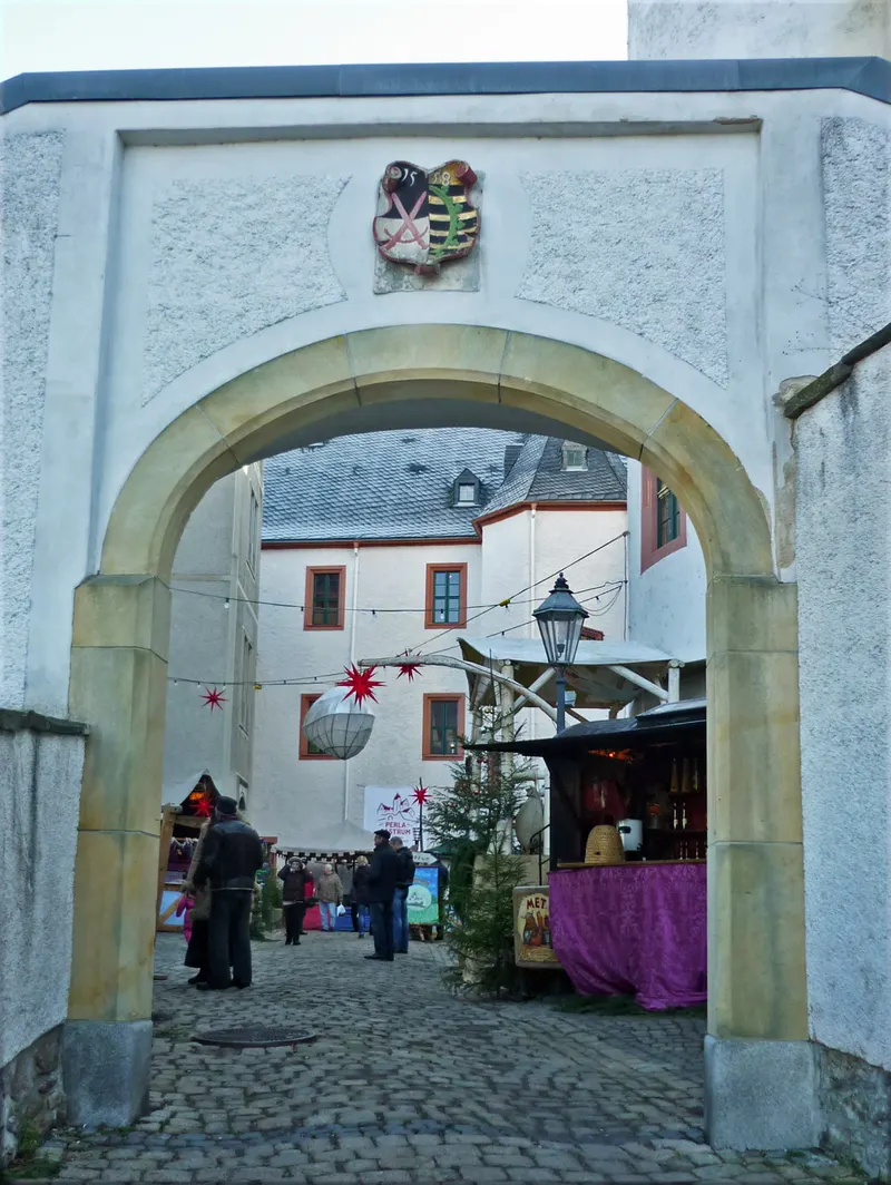 Torbogen zum Schlosshof Schwarzenberg mit Sternen zum Weihnachtsmarkt