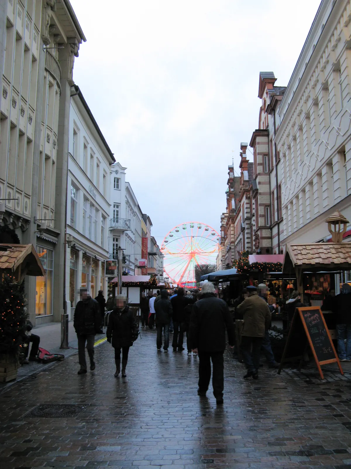 Weihnachtsmarkt in der Mecklenburgstraße in Schwerin mit Riesenrad