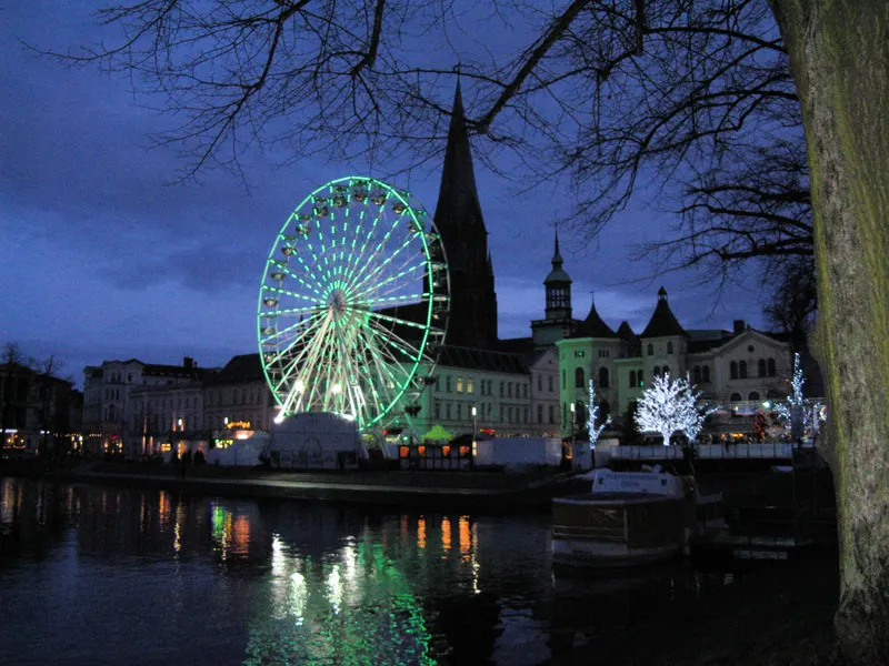 Beleuchtetes Riesenrad am Pfaffenteich in Schwerin in der Dämmerung