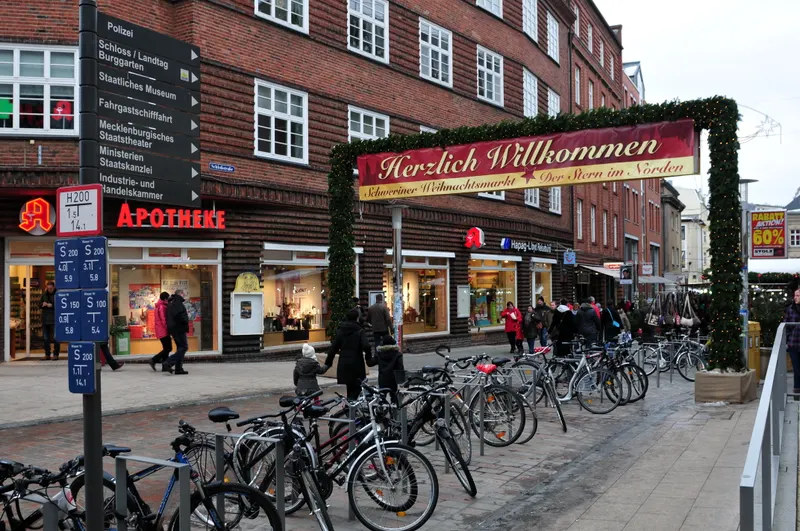 Begrüßungsbogen in der Schloßstraße zum Schweriner Weihnachtsmarkt