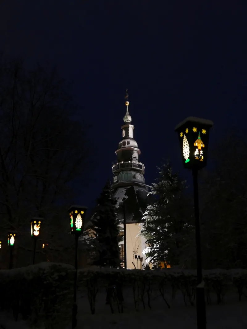 Seiffener Bergkirche bei Nacht mit Lichtern in Weihnachtsform