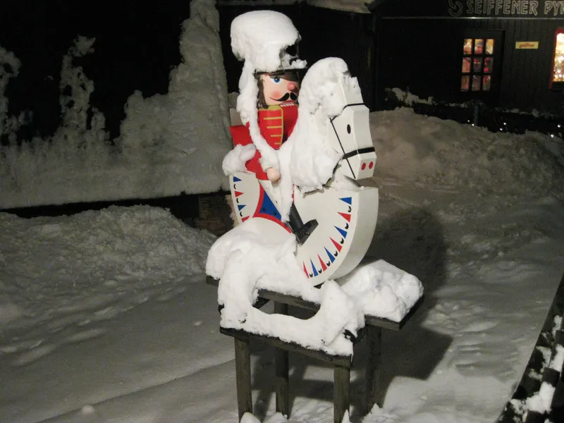 Reiter-Nussknacker im Schnee in Seiffen