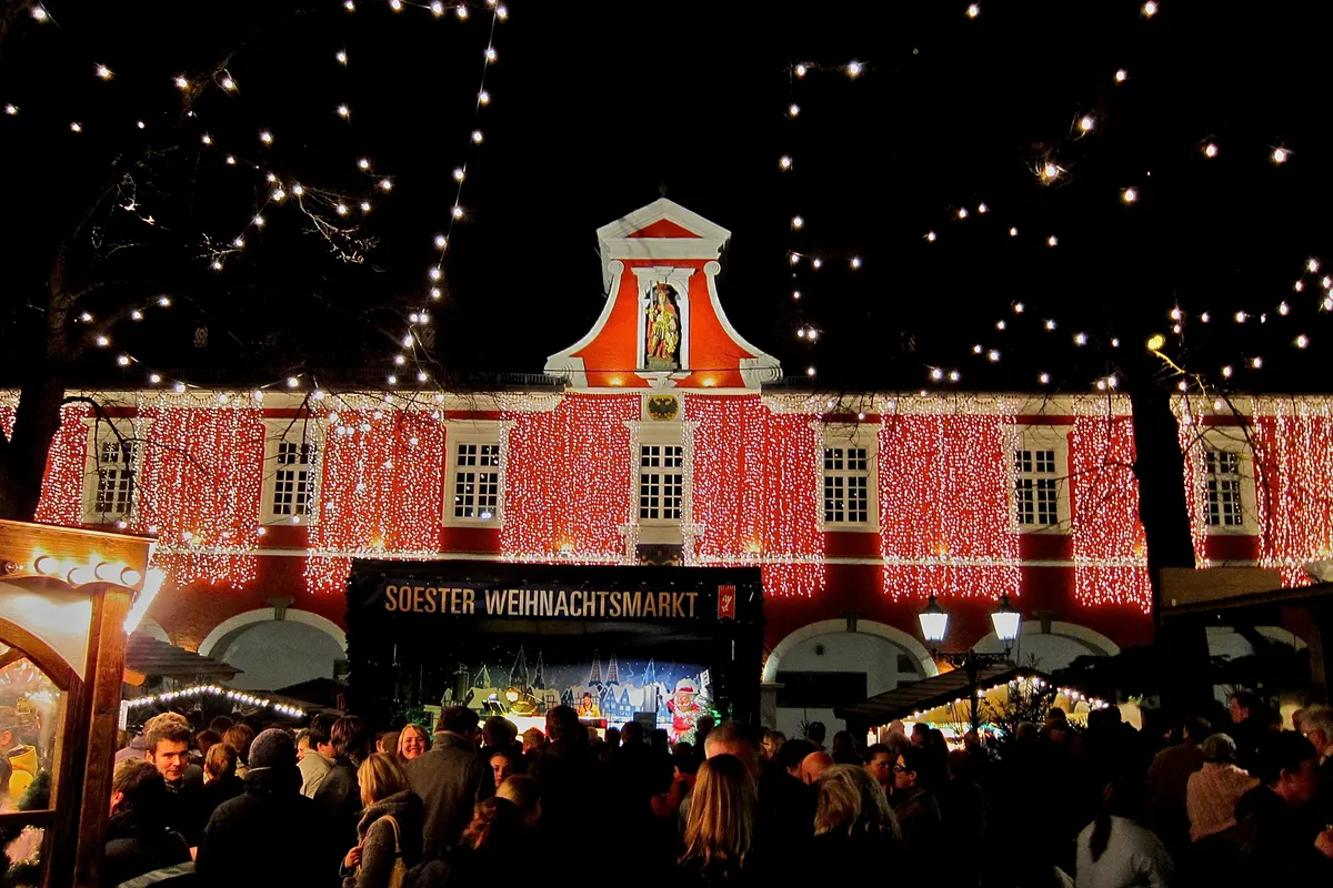Rathaus Soest mit Lichterkette und Weihnachtsmarkt am Abend