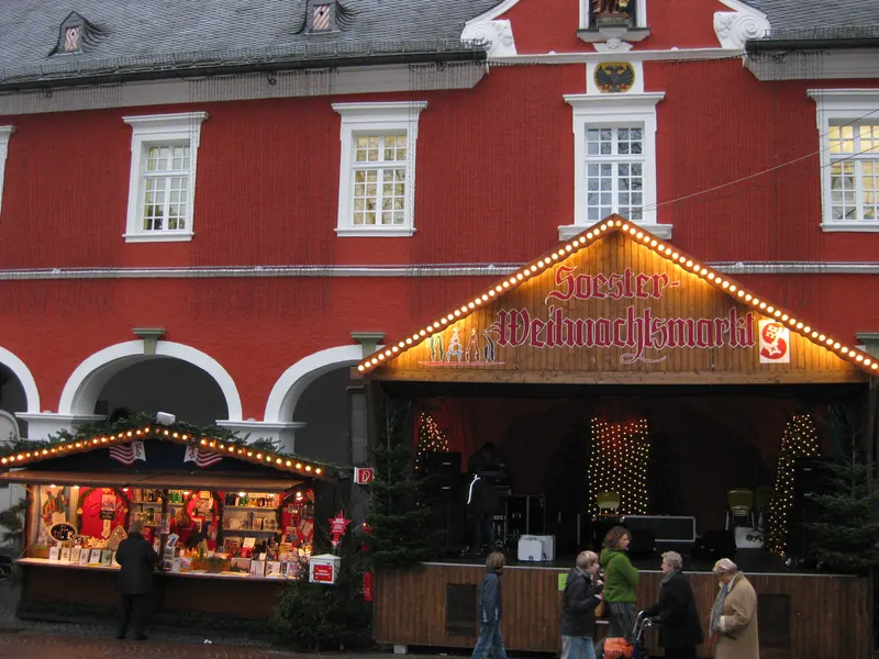 Bühne und Buden vor dem roten Soester Rathaus