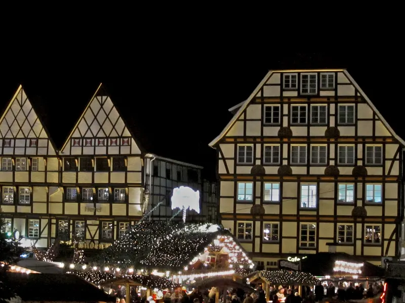 Fachwerkhäuser in Soest mit beleuchteten Marktbuden bei Nacht