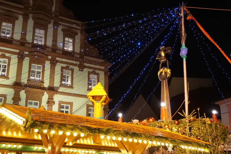 Weihnachtsmarkt am Georgsbrunnen in Speyer mit blauer Lichterkette