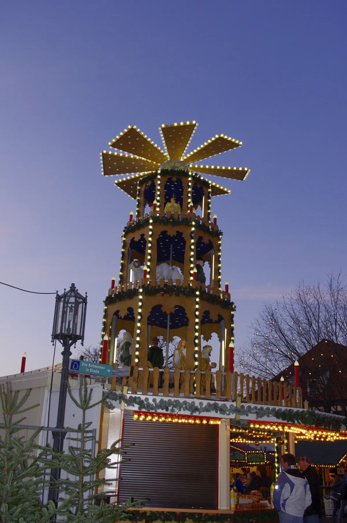 Weihnachtspyramide in Stade in der Dämmerung
