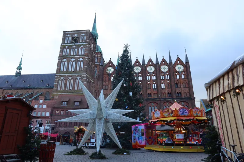 Herrnhuter Stern vor dem Rathaus am Alten Markt in Stralsund