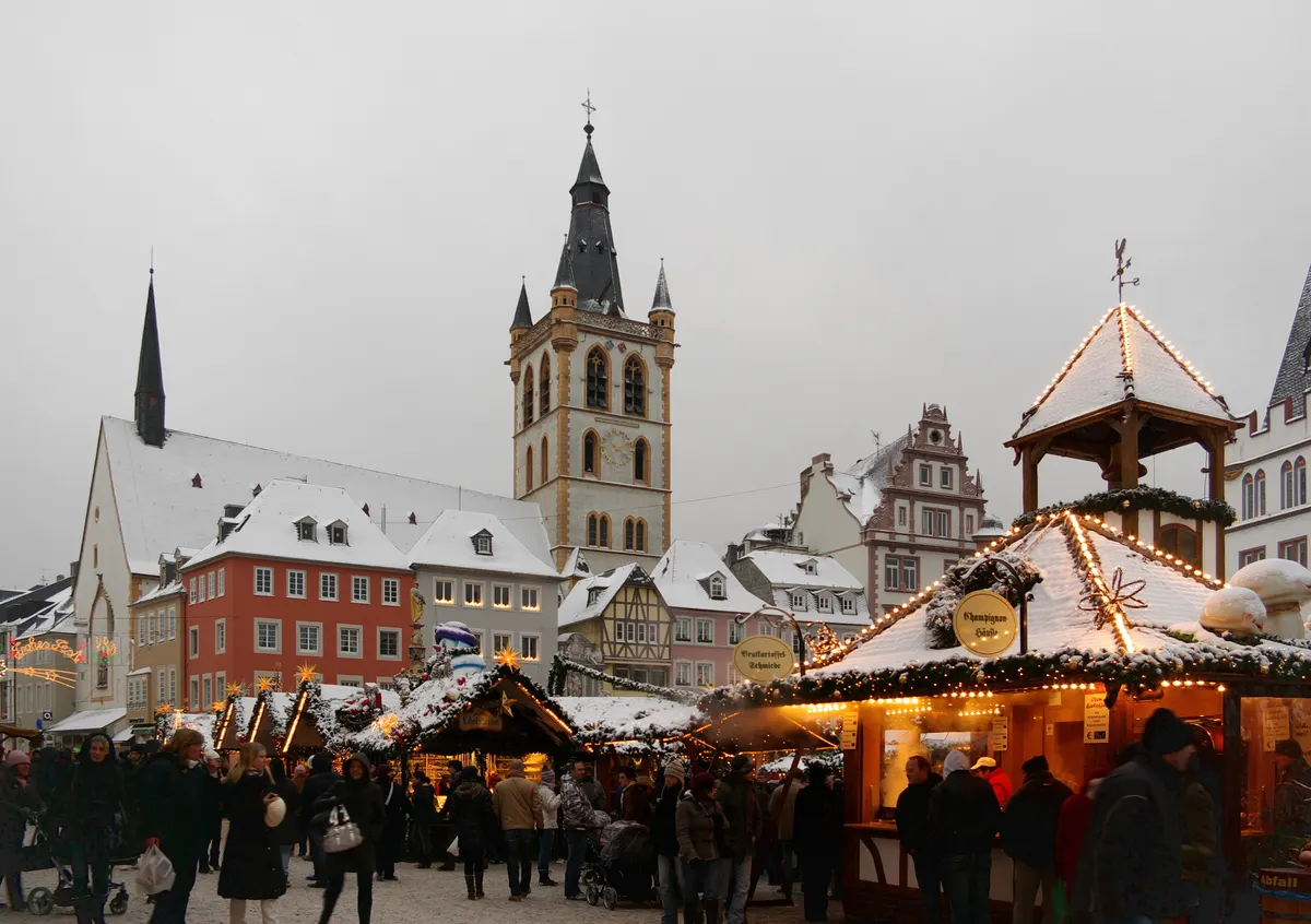 Trierer Weihnachtsmarkt auf dem Hauptmarkt mit Turm von St. Gangolf