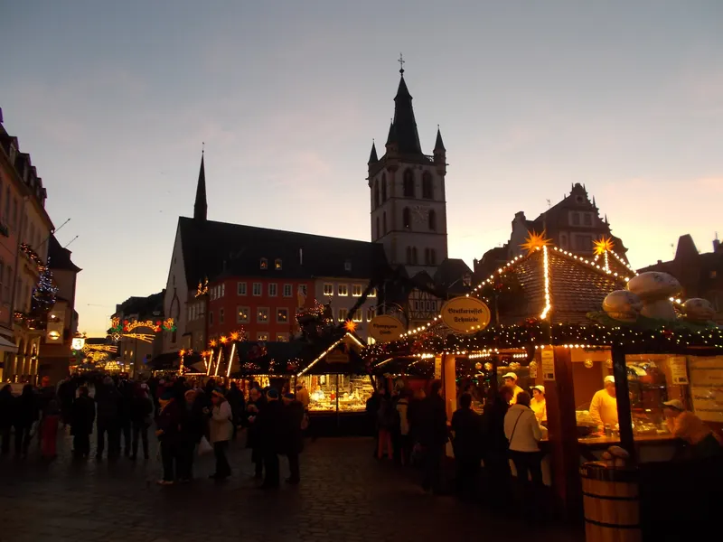 Hauptmarkt in Trier in der Abenddämmerung mit Weihnachtsbuden