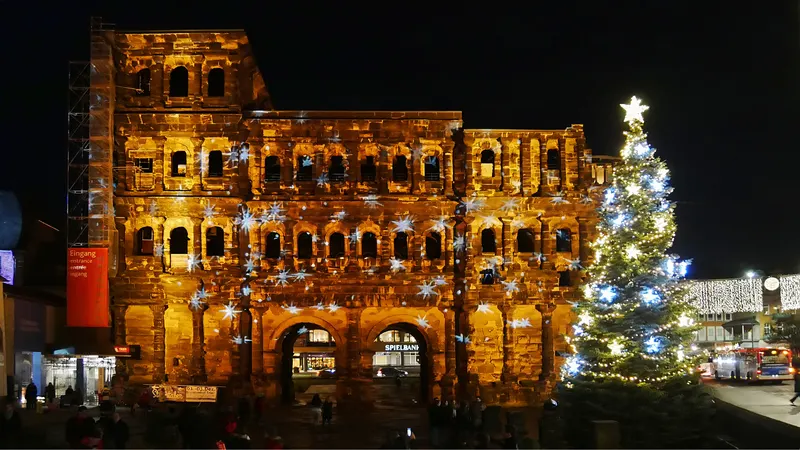 Porta Nigra mit Weihnachtsbaum und Lichtprojektion in Trier