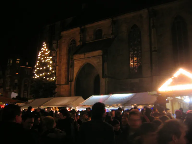 Verkaufsstände vor der Tübinger Stiftskirche bei Nacht