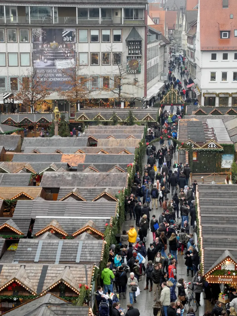 Dichtes Gedränge zwischen den Holzhütten des Ulmer Weihnachtsmarkts