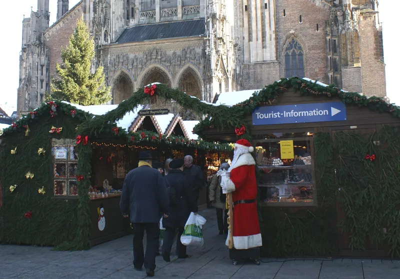 Weihnachtsmann an der Touristinformation vor dem Ulmer Münster