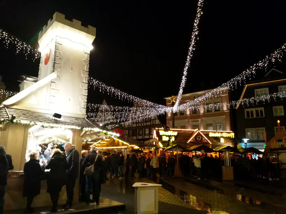 Weihnachtsmarkt Unna mit beleuchtetem Turm und Lichterketten bei Nacht