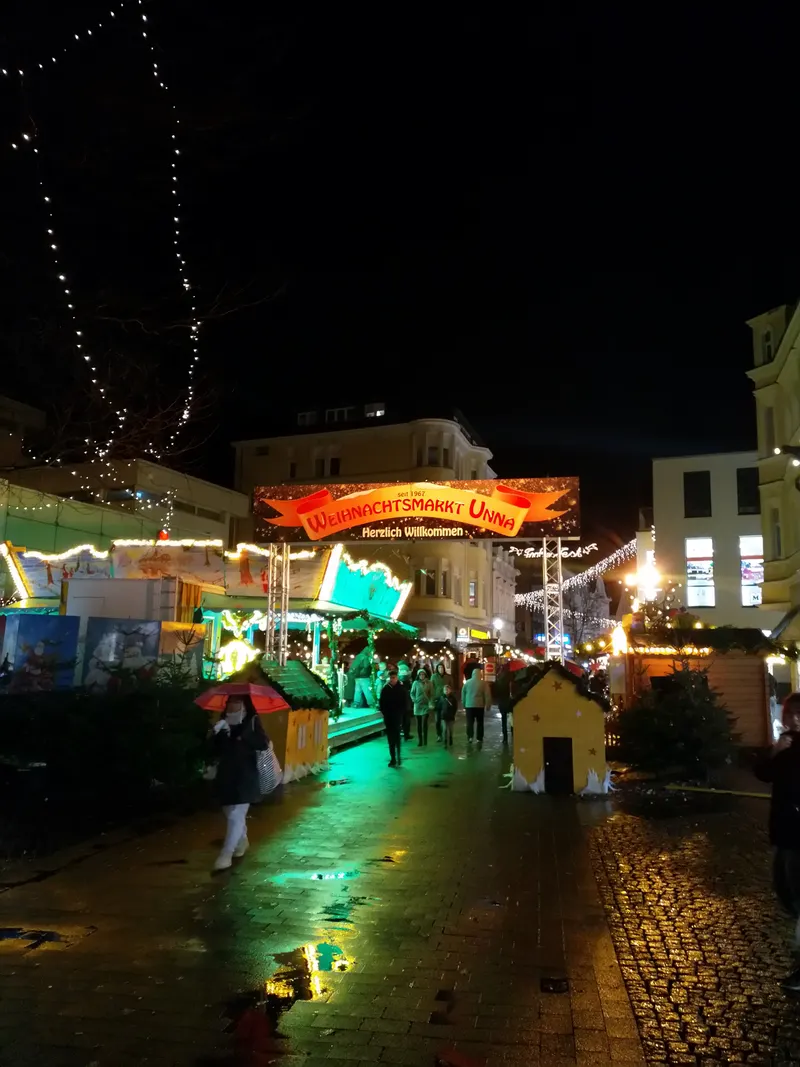Eingangsbogen des Unnaer Weihnachtsmarkts am Abend