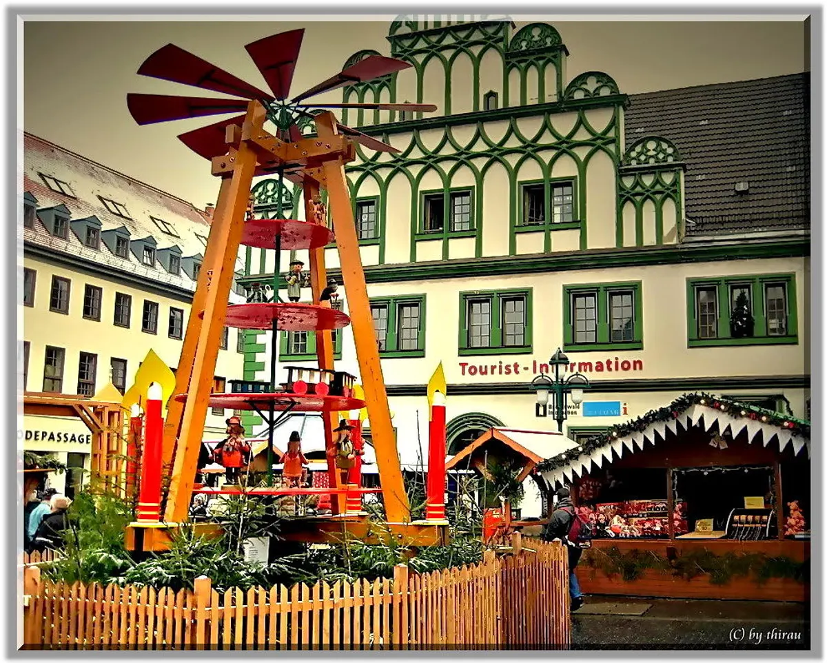 Weihnachtspyramide auf dem Weimarer Marktplatz vor der Tourist-Information