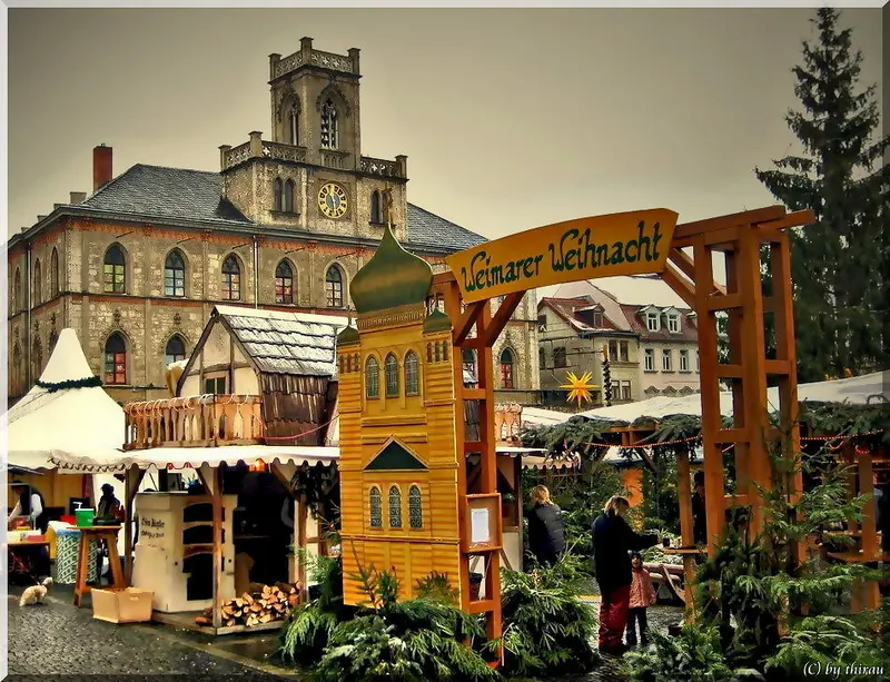 Eingangsbogen Weimarer Weihnacht auf dem Marktplatz vor dem Rathaus