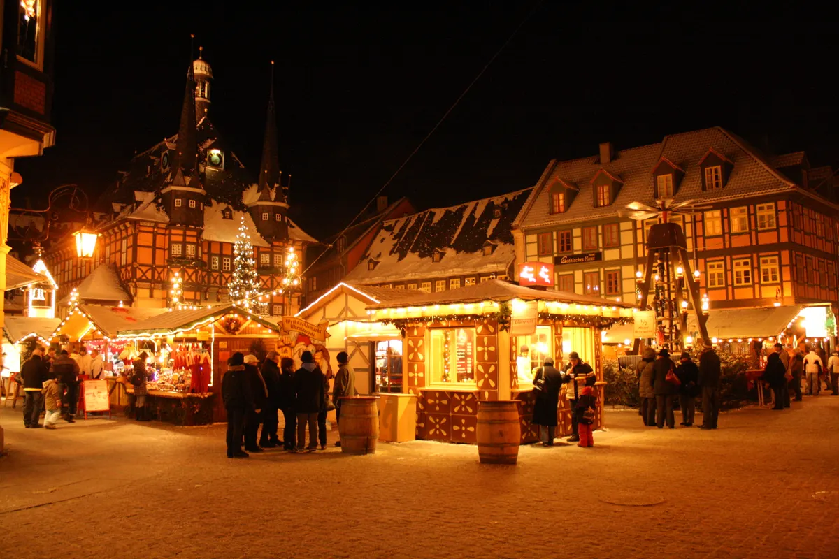 Wernigeröder Weihnachtsmarkt bei Nacht vor Fachwerkhäusern