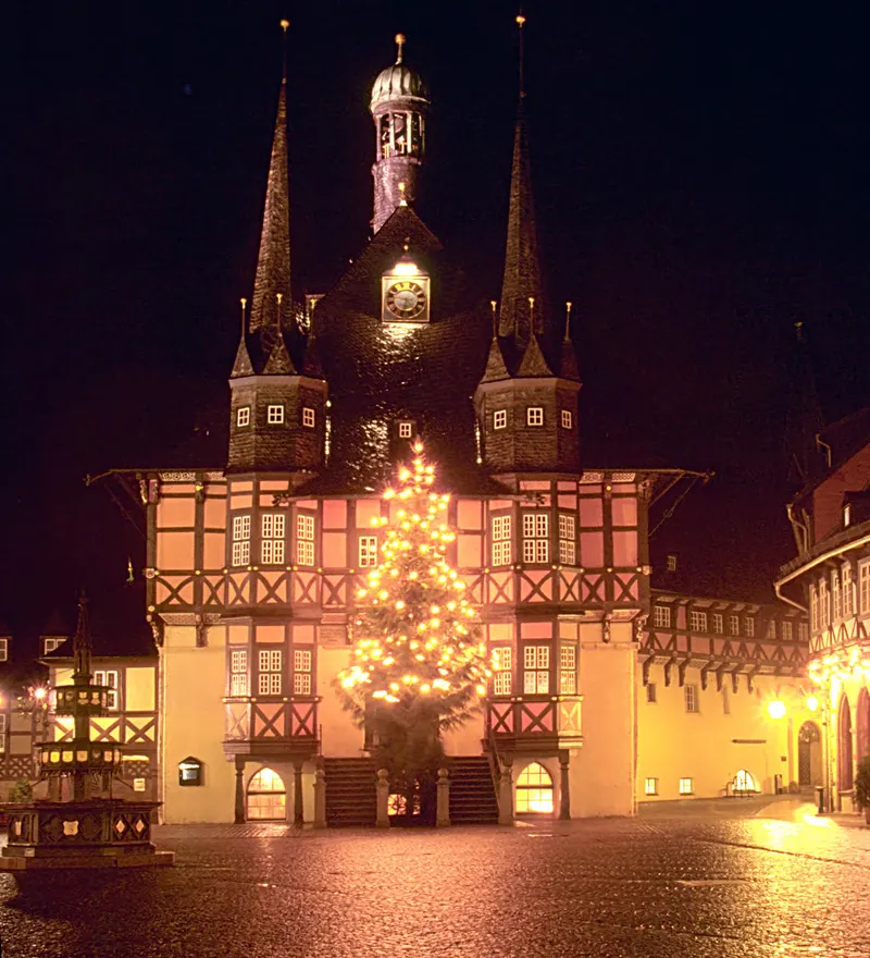 Rathaus Wernigerode mit beleuchtetem Weihnachtsbaum