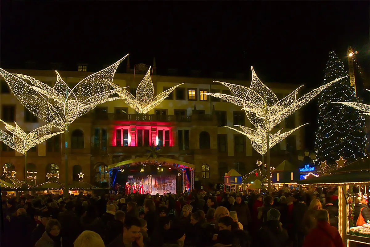 Sternschnuppenmarkt in Wiesbaden mit leuchtenden Sternen und Besuchern am Schlossplatz
